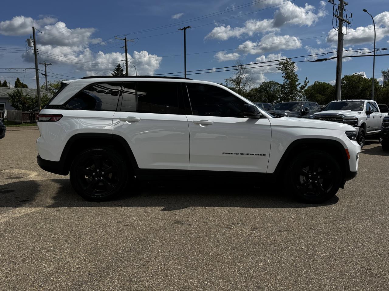 2024 Jeep Grand Cherokee Altitude 4x4 | Low KMs | V6 | Capri Leather | Remote Start | Sunroof | 5 Passenger Redwater AB