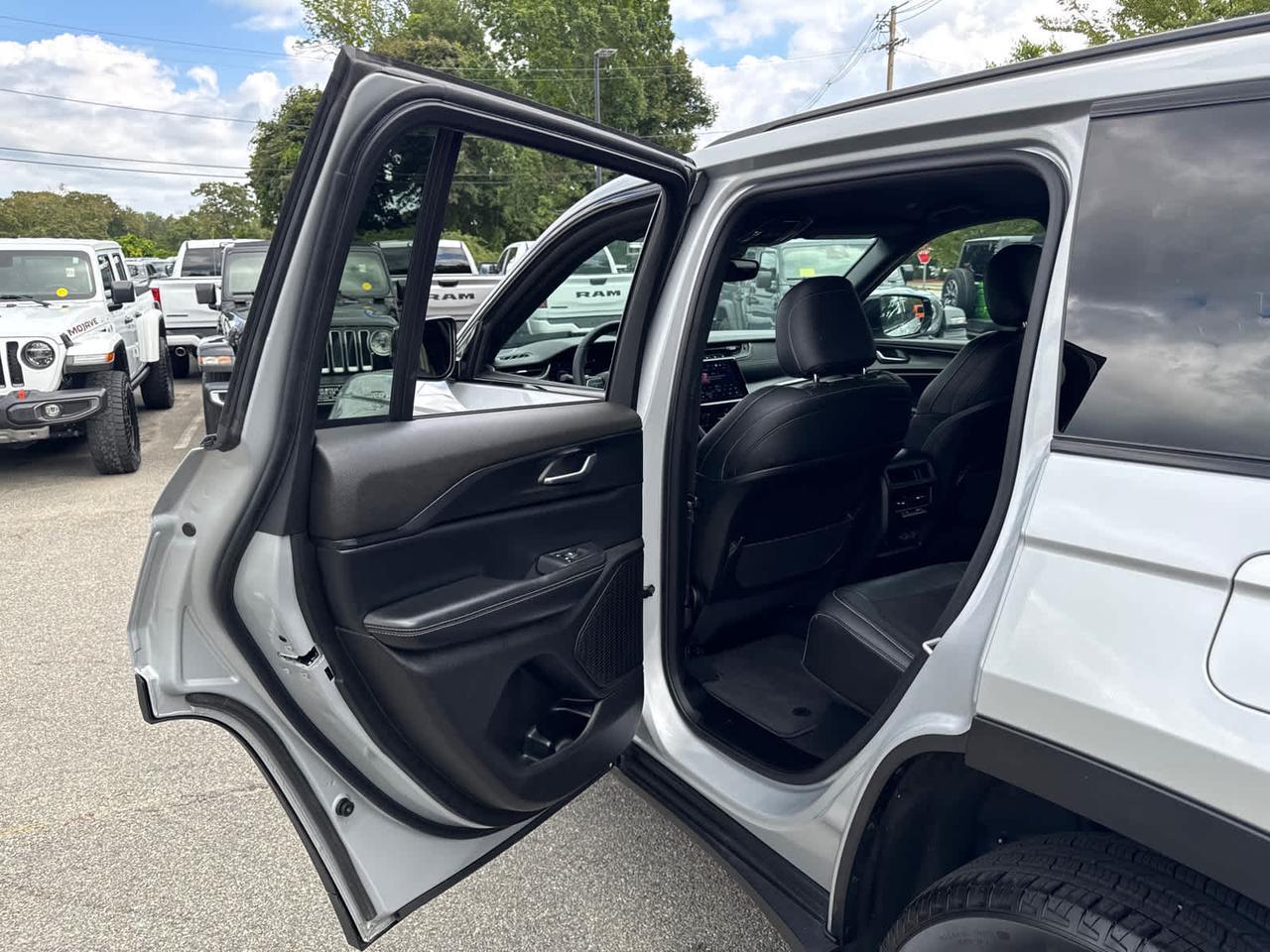 2024 Jeep Grand Cherokee Altitude Dartmouth MA