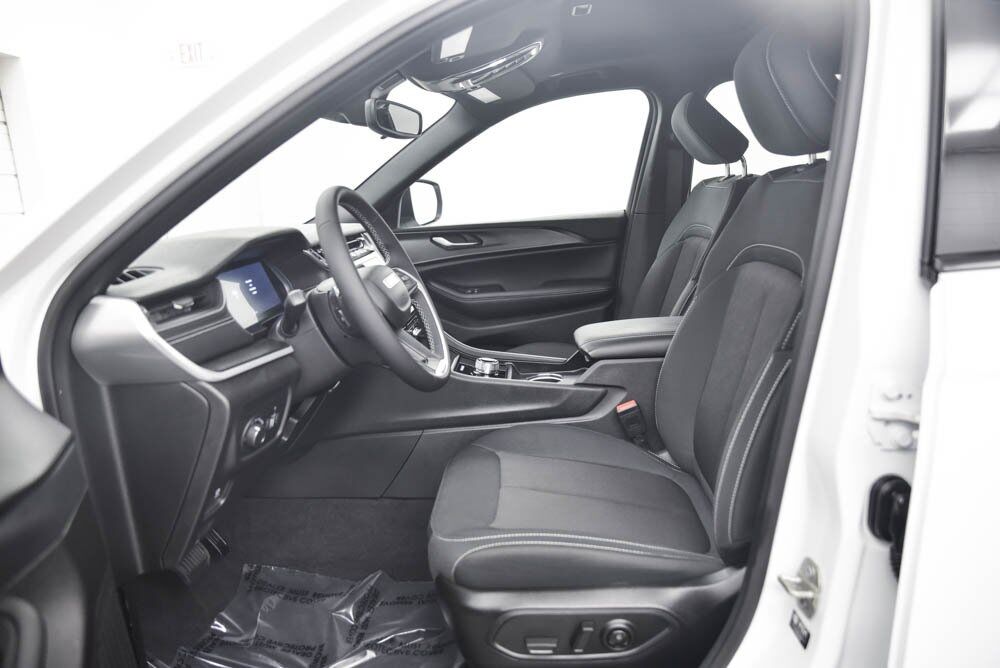 2024 Jeep Grand Cherokee L Laredo AKRON OH