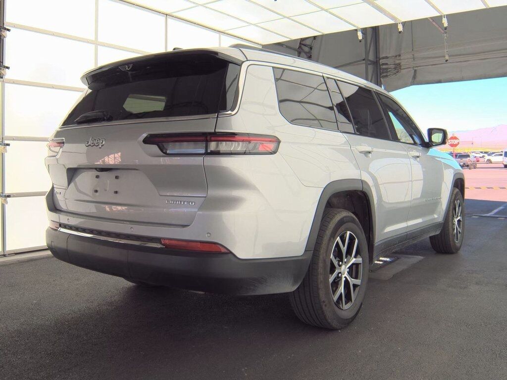 2024 Jeep Grand Cherokee Limited photo 2
