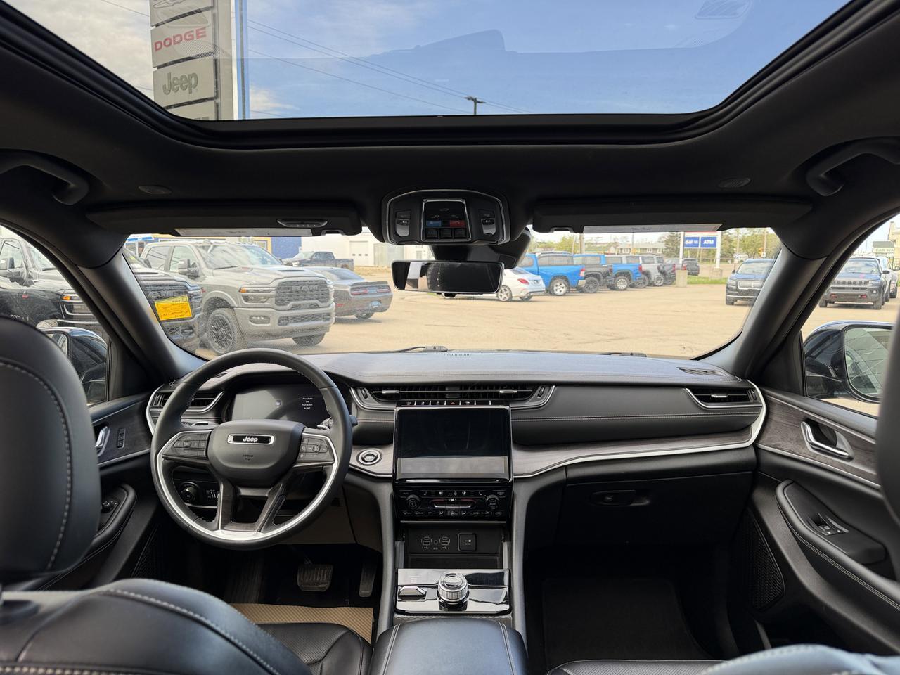 2024 Jeep Grand Cherokee Limited 4WD | V6 | Leather | NAV | Black Appearance Package | 2IN Gloss Black Wheels | Heated Seats Redwater AB