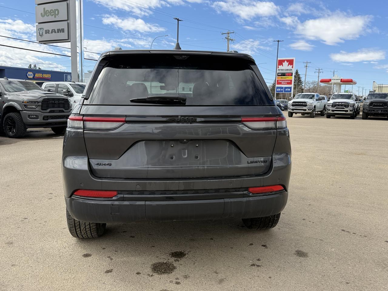 2024 Jeep Grand Cherokee Limited 4WD | V6 | Leather | NAV | Black Appearance Package | 2IN Gloss Black Wheels | Heated Seats Redwater AB