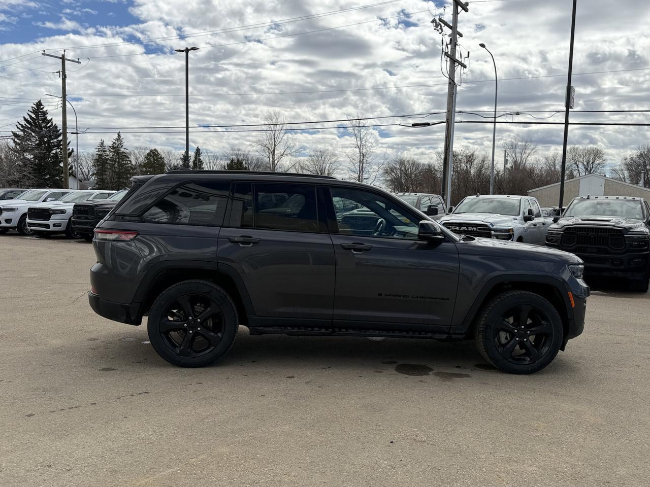 2024 Jeep Grand Cherokee Limited 4WD | V6 | Leather | NAV | Black Appearance Package | 2IN Gloss Black Wheels | Heated Seats Redwater AB