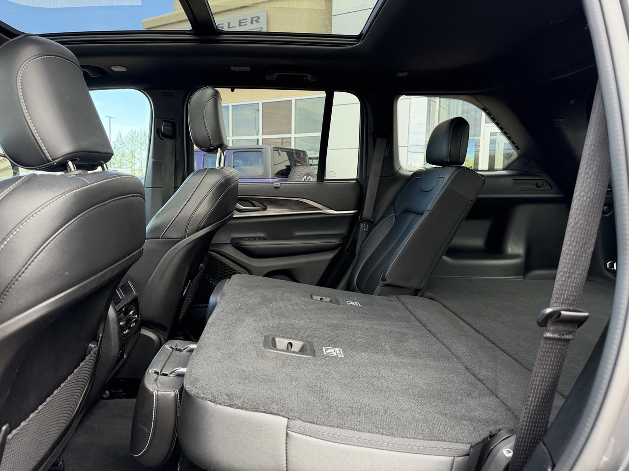 2024 Jeep Grand Cherokee Limited 4WD | V6 | Leather | NAV | Black Appearance Package | 2IN Gloss Black Wheels | Heated Seats Redwater AB