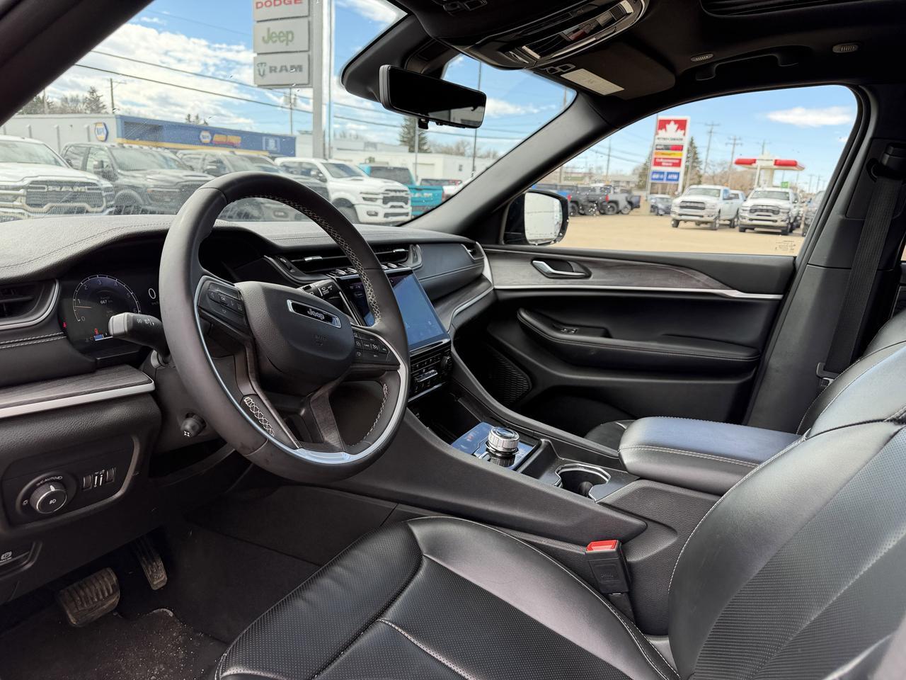 2024 Jeep Grand Cherokee Limited 4WD | V6 | Leather | NAV | Black Appearance Package | 2IN Gloss Black Wheels | Heated Seats Redwater AB