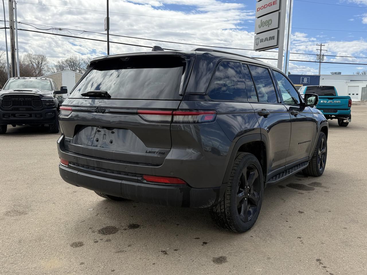2024 Jeep Grand Cherokee Limited 4WD | V6 | Leather | NAV | Black Appearance Package | 2IN Gloss Black Wheels | Heated Seats Redwater AB