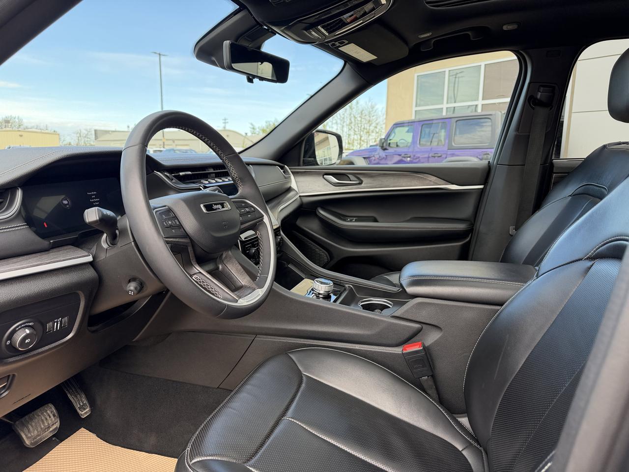 2024 Jeep Grand Cherokee Limited 4WD | V6 | Leather | NAV | Black Appearance Package | 2IN Gloss Black Wheels | Heated Seats Redwater AB