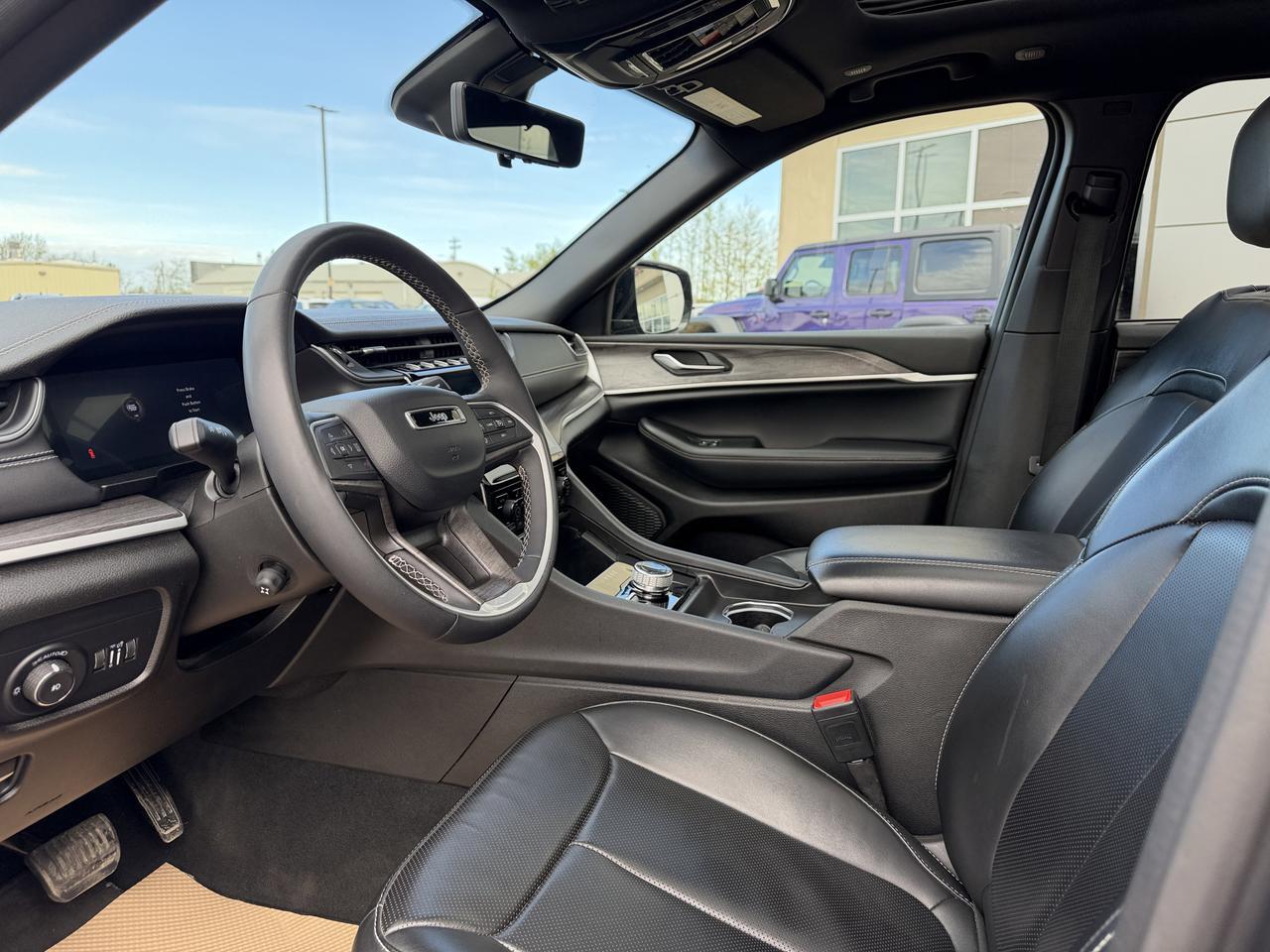 2024 Jeep Grand Cherokee Limited 4WD | V6 | Leather | NAV | Black Appearance Package | 2IN Gloss Black Wheels | Heated Seats Redwater AB