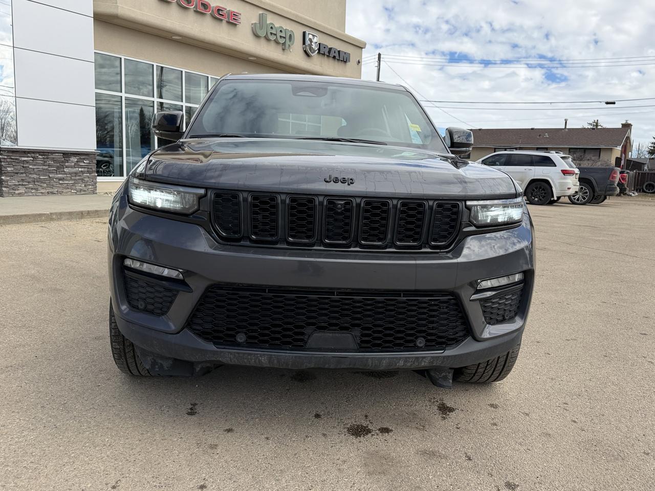 2024 Jeep Grand Cherokee Limited 4WD | V6 | Leather | NAV | Black Appearance Package | 2IN Gloss Black Wheels | Heated Seats Redwater AB