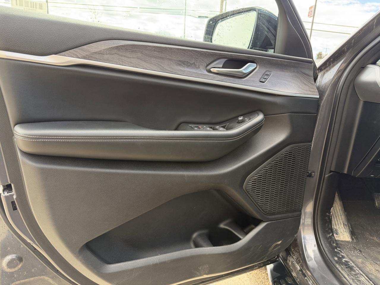 2024 Jeep Grand Cherokee Limited 4WD | V6 | Leather | NAV | Black Appearance Package | 2IN Gloss Black Wheels | Heated Seats Redwater AB