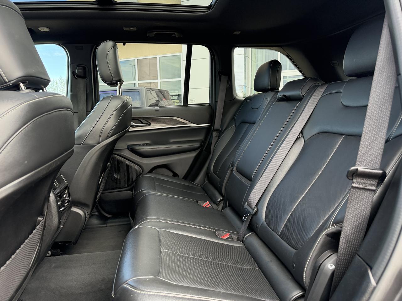 2024 Jeep Grand Cherokee Limited 4WD | V6 | Leather | NAV | Black Appearance Package | 2IN Gloss Black Wheels | Heated Seats Redwater AB