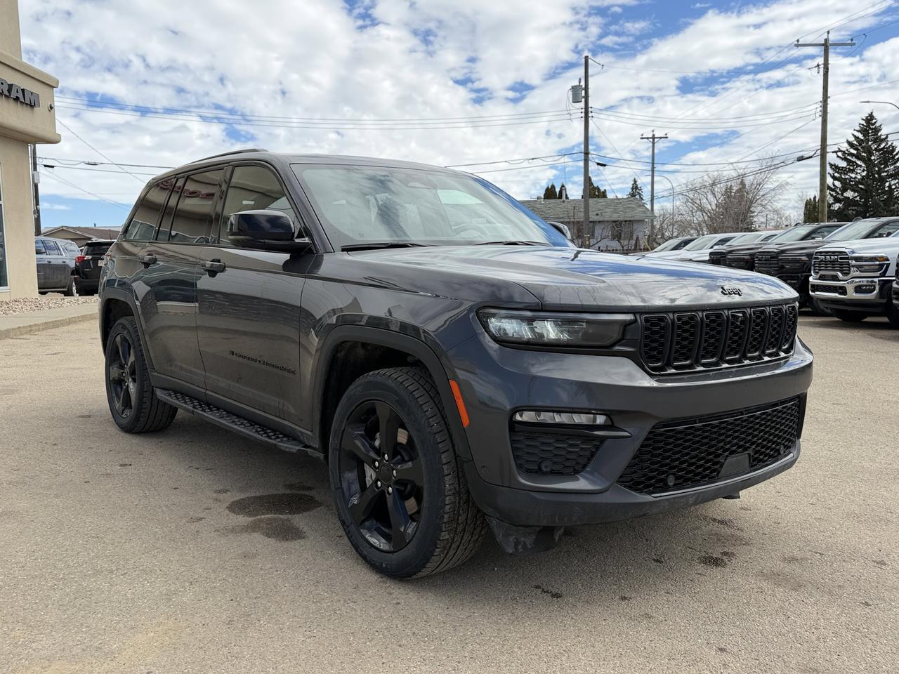 2024 Jeep Grand Cherokee Limited 4WD | V6 | Leather | NAV | Black Appearance Package | 2IN Gloss Black Wheels | Heated Seats Redwater AB