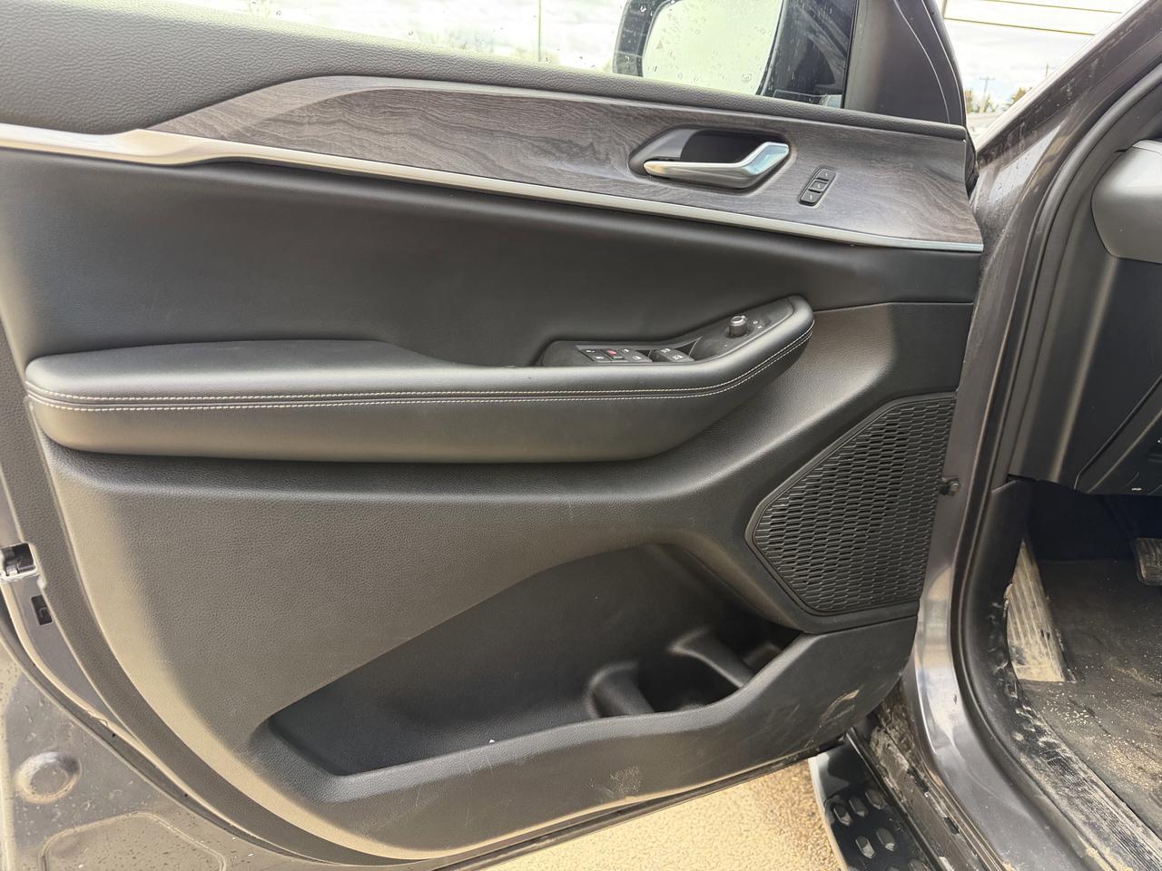 2024 Jeep Grand Cherokee Limited 4WD | V6 | Leather | NAV | Black Appearance Package | 2IN Gloss Black Wheels | Heated Seats Redwater AB