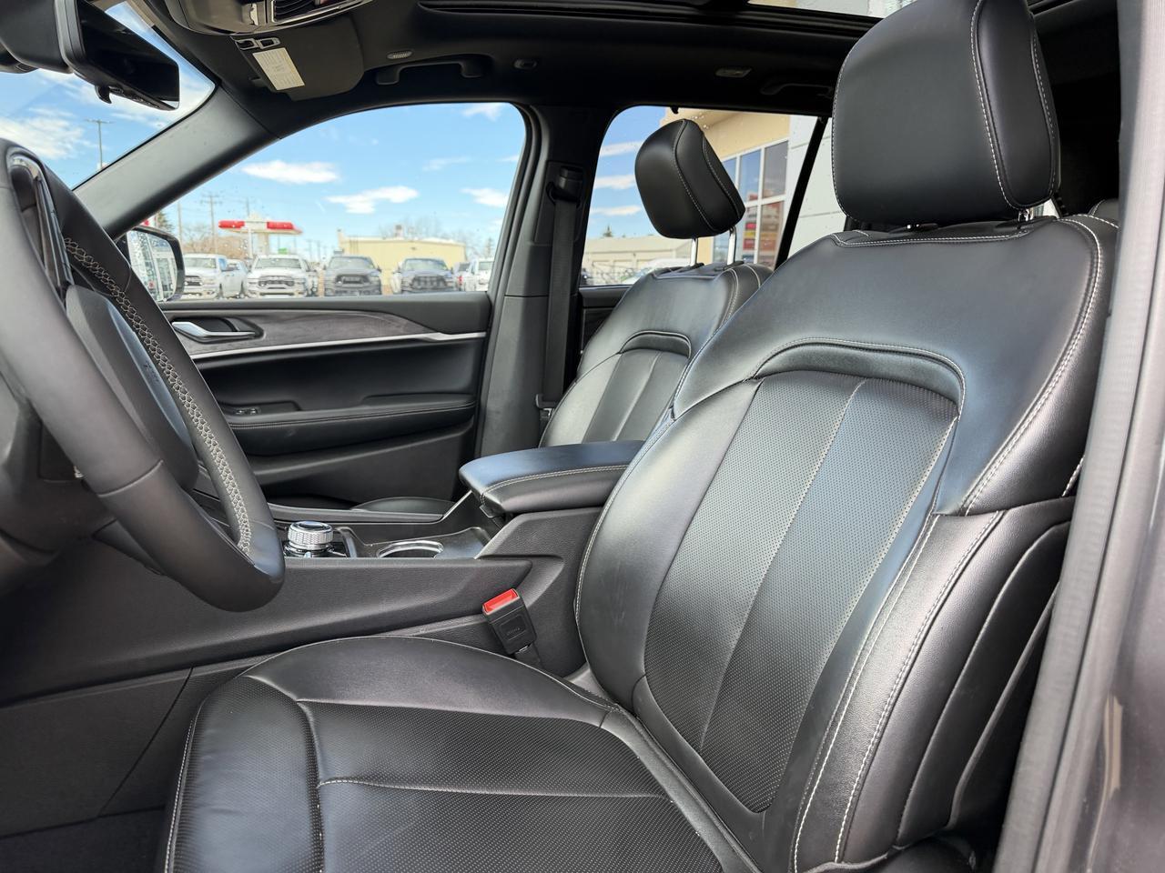 2024 Jeep Grand Cherokee Limited 4WD | V6 | Leather | NAV | Black Appearance Package | 2IN Gloss Black Wheels | Heated Seats Redwater AB