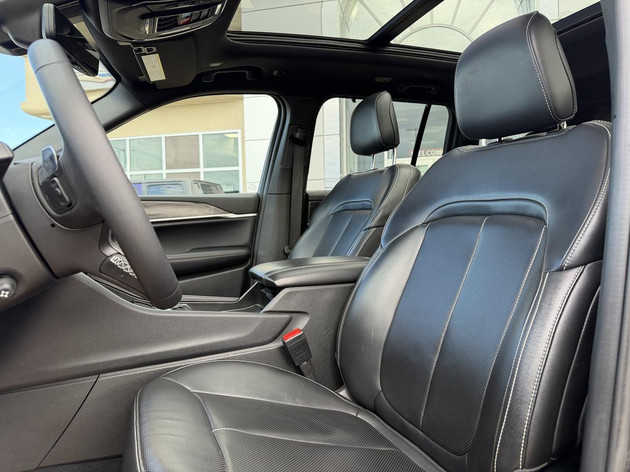 2024 Jeep Grand Cherokee Limited 4WD | V6 | Leather | NAV | Black Appearance Package | 2IN Gloss Black Wheels | Heated Seats Redwater AB