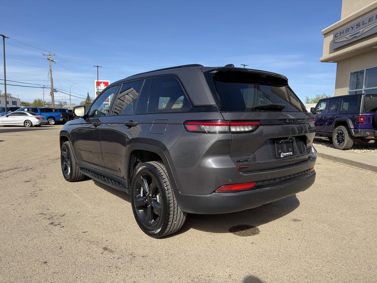 2024 Jeep Grand Cherokee Limited 4WD | V6 | Leather | NAV | Black Appearance Package | 2IN Gloss Black Wheels | Heated Seats Redwater AB