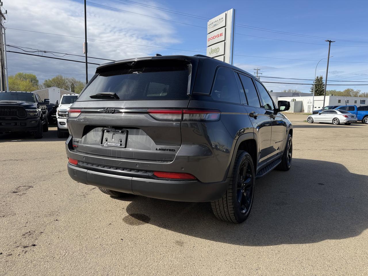 2024 Jeep Grand Cherokee Limited 4WD | V6 | Leather | NAV | Black Appearance Package | 2IN Gloss Black Wheels | Heated Seats Redwater AB