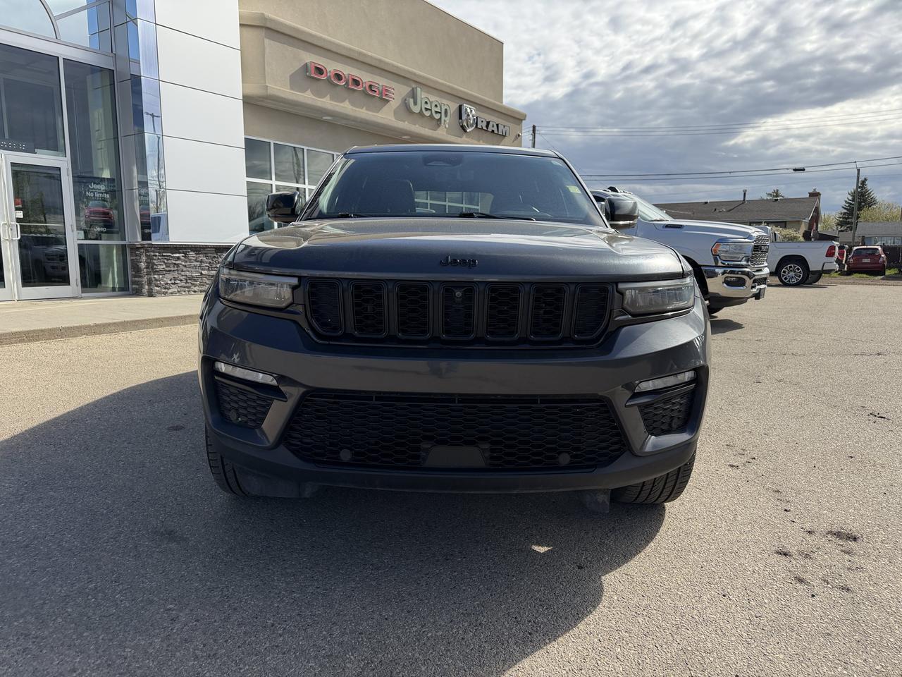 2024 Jeep Grand Cherokee Limited 4WD | V6 | Leather | NAV | Black Appearance Package | 2IN Gloss Black Wheels | Heated Seats Redwater AB