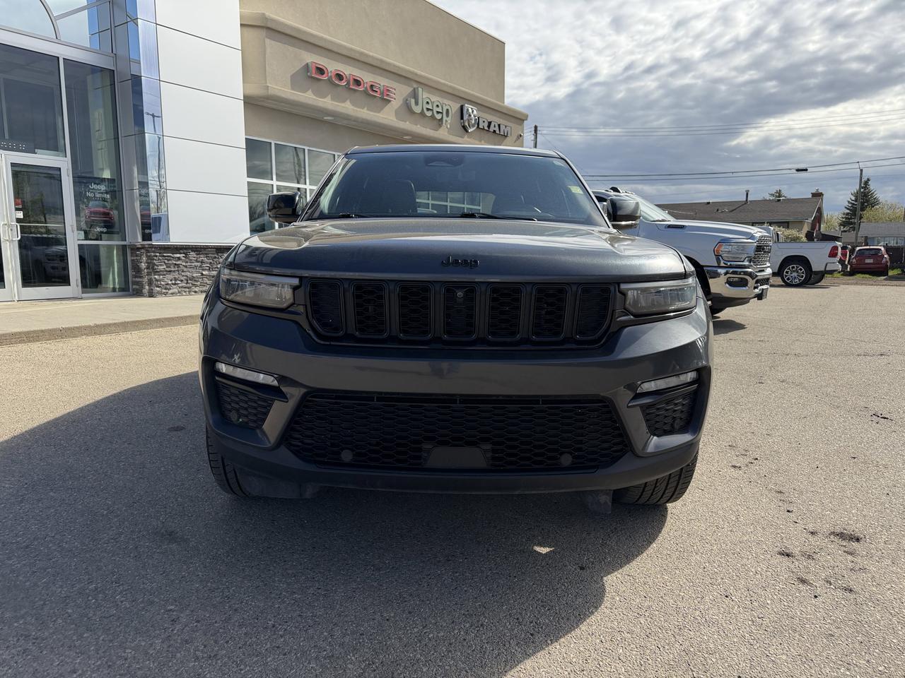 2024 Jeep Grand Cherokee Limited 4WD | V6 | Leather | NAV | Black Appearance Package | 2IN Gloss Black Wheels | Heated Seats Redwater AB