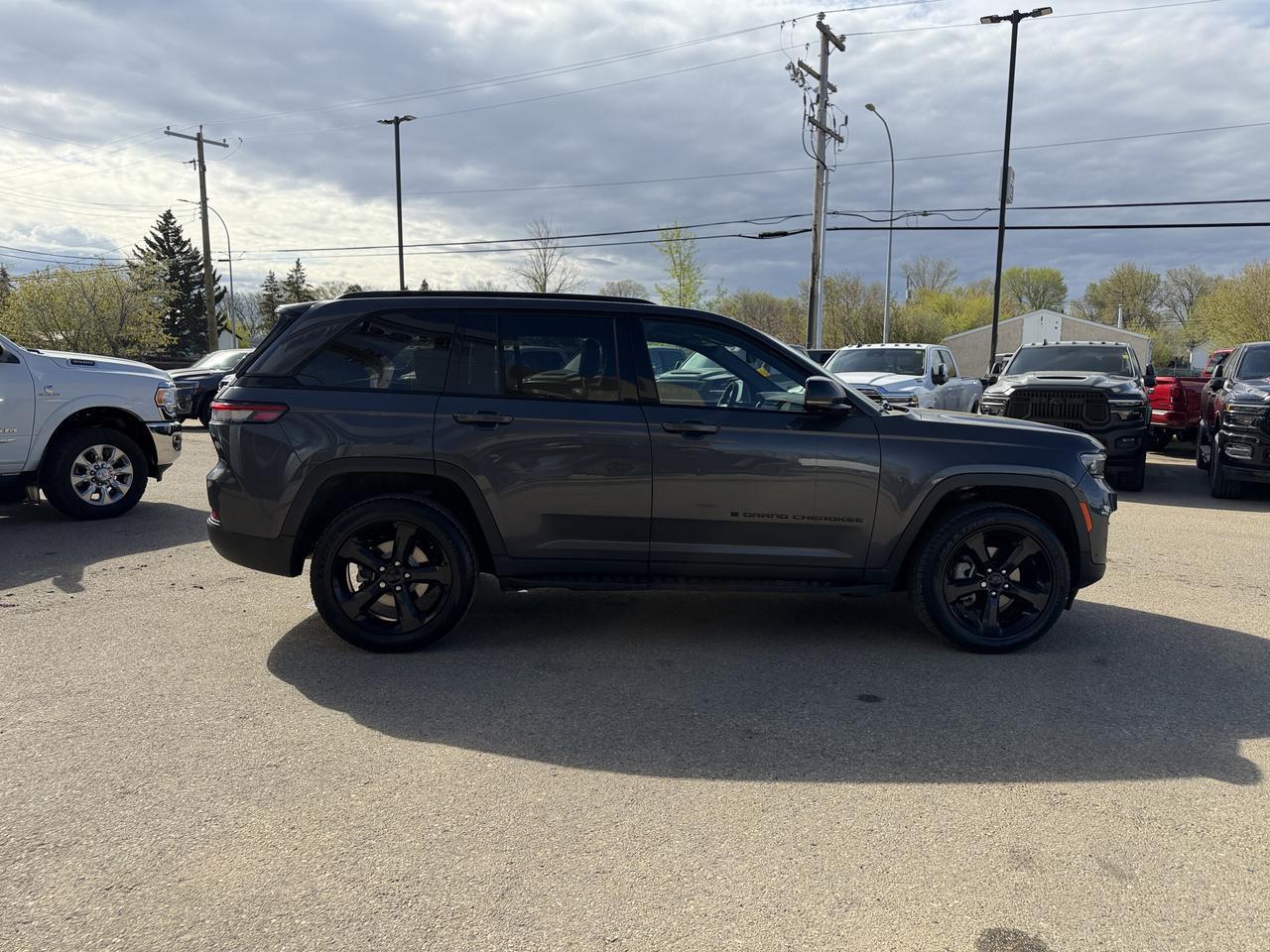 2024 Jeep Grand Cherokee Limited 4WD | V6 | Leather | NAV | Black Appearance Package | 2IN Gloss Black Wheels | Heated Seats Redwater AB