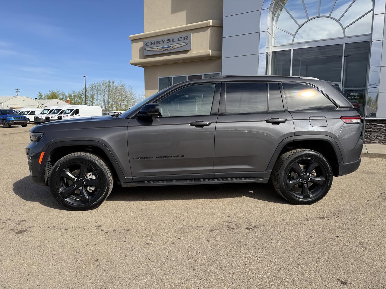 2024 Jeep Grand Cherokee Limited 4WD | V6 | Leather | NAV | Black Appearance Package | 2IN Gloss Black Wheels | Heated Seats Redwater AB