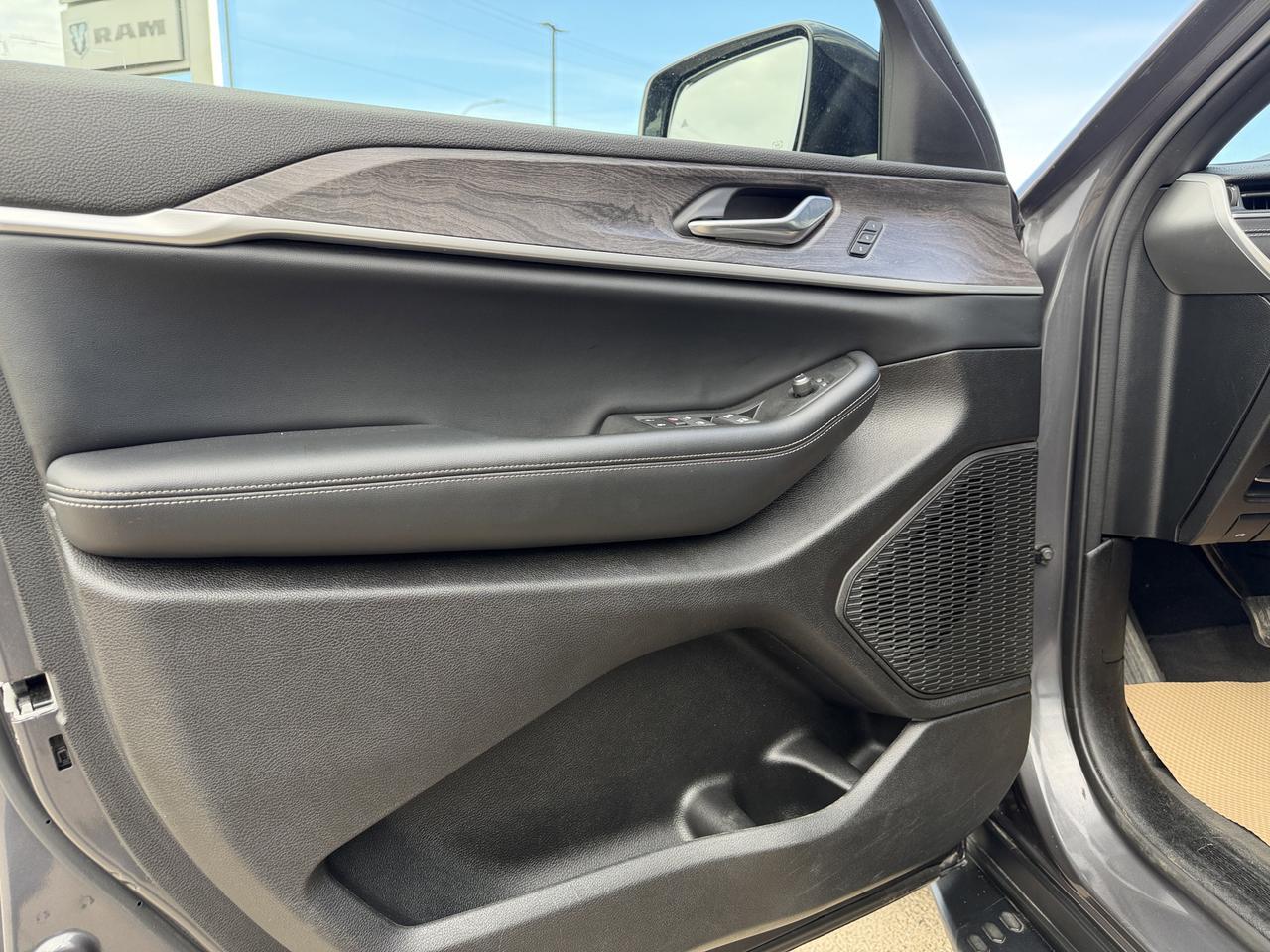 2024 Jeep Grand Cherokee Limited 4WD | V6 | Leather | NAV | Black Appearance Package | 2IN Gloss Black Wheels | Heated Seats Redwater AB