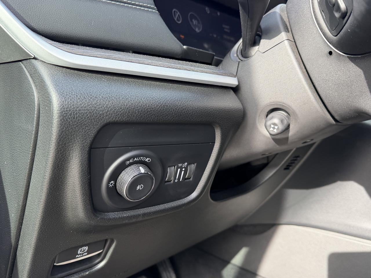 2024 Jeep Grand Cherokee Limited 4x4 | Luxury Tech | Pano Sunroof | Heated Vented Seats | Remote Start | Power Liftgate Redwater AB