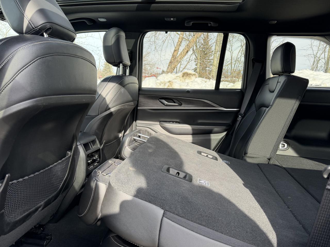 2024 Jeep Grand Cherokee Limited 4x4 | Luxury Tech | Pano Sunroof | Heated Vented Seats | Remote Start | Power Liftgate Redwater AB