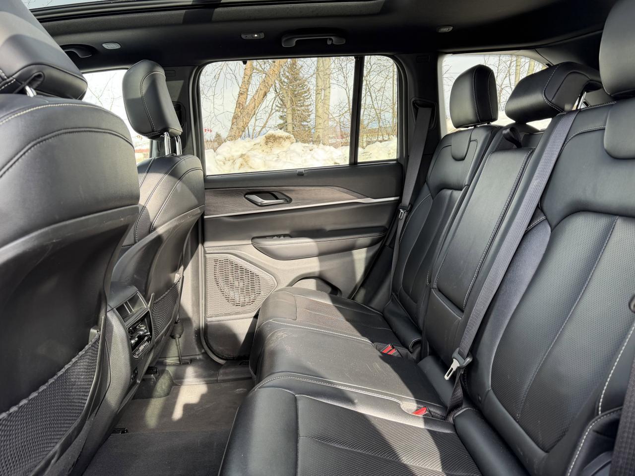2024 Jeep Grand Cherokee Limited 4x4 | Luxury Tech | Pano Sunroof | Heated Vented Seats | Remote Start | Power Liftgate Redwater AB