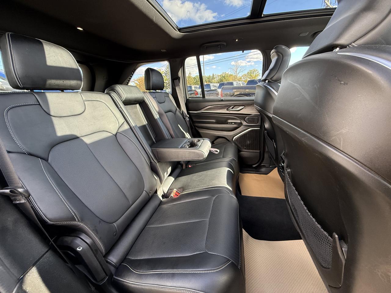 2024 Jeep Grand Cherokee Overland 4x4 | V6 Pentastar | Pano Sunroof | Massage Leather Seats | NAV | Night Vision| HUD Redwater AB