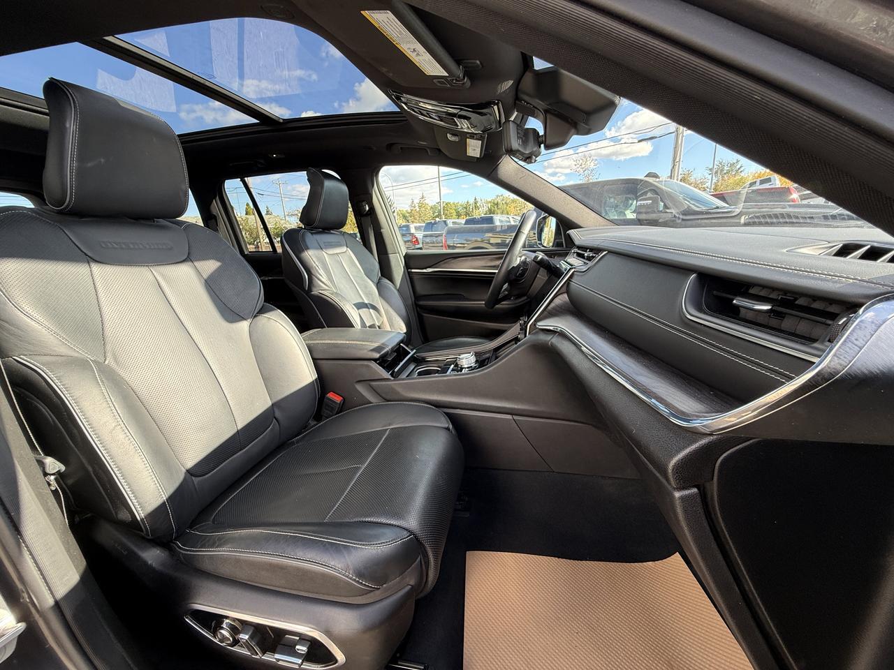 2024 Jeep Grand Cherokee Overland 4x4 | V6 Pentastar | Pano Sunroof | Massage Leather Seats | NAV | Night Vision| HUD Redwater AB