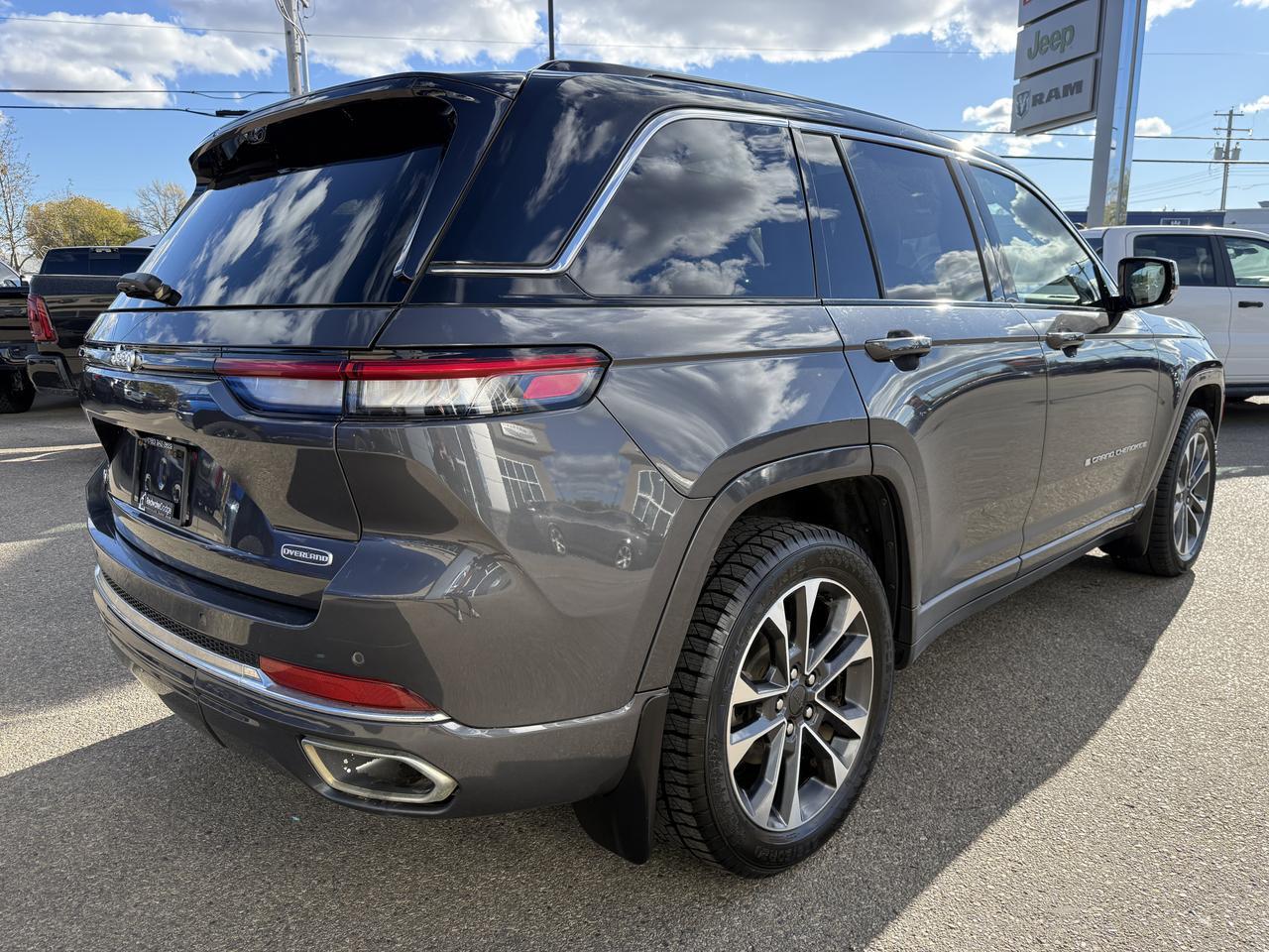 2024 Jeep Grand Cherokee Overland 4x4 | V6 Pentastar | Pano Sunroof | Massage Leather Seats | NAV | Night Vision| HUD Redwater AB