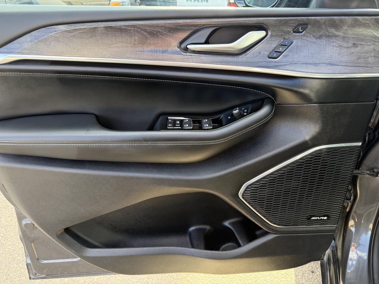 2024 Jeep Grand Cherokee Overland 4x4 | V6 Pentastar | Pano Sunroof | Massage Leather Seats | NAV | Night Vision| HUD Redwater AB