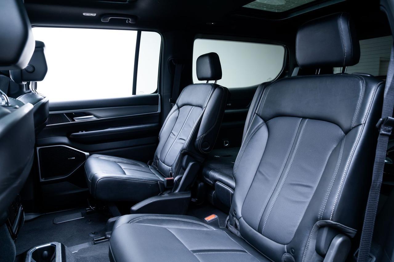 2024 Jeep Wagoneer Series II Second Row Captains Chairs Panoramic Roof Portland OR