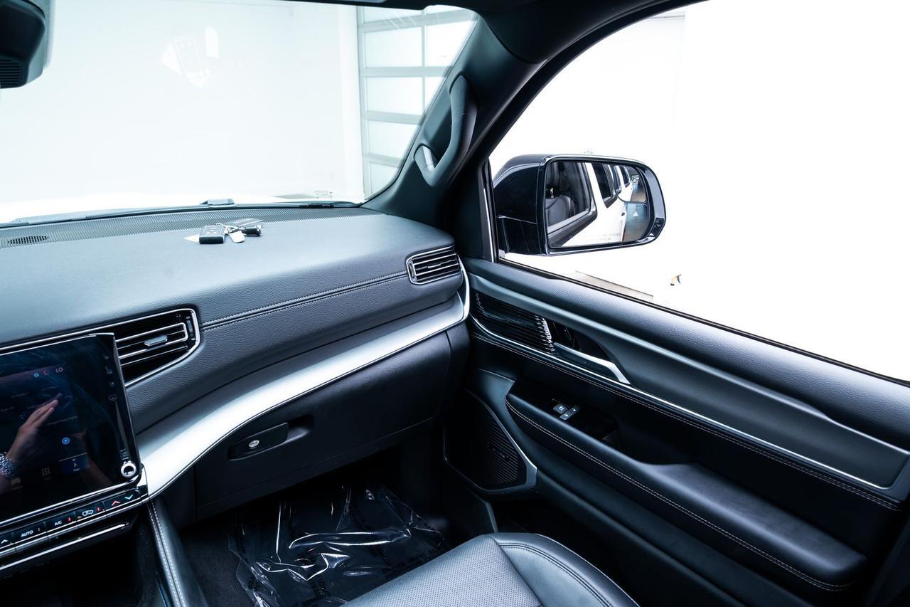 2024 Jeep Wagoneer Series II Second Row Captains Chairs Panoramic Roof Portland OR