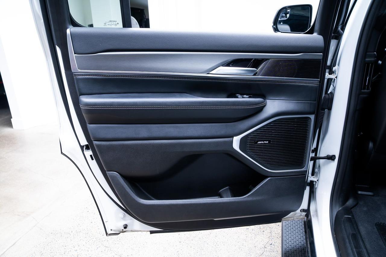 2024 Jeep Wagoneer Series II Second Row Captains Chairs Panoramic Roof Portland OR