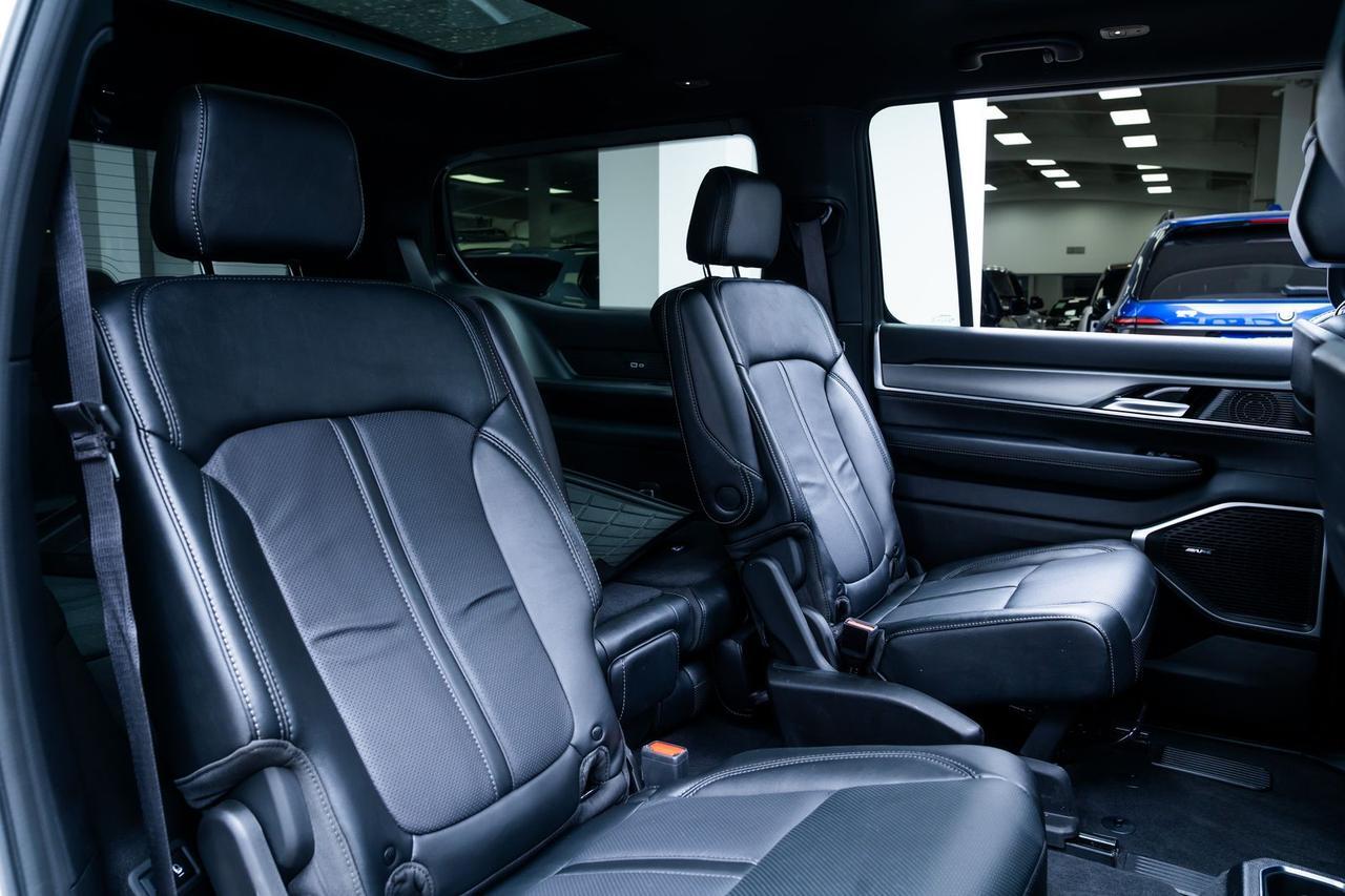 2024 Jeep Wagoneer Series II Second Row Captains Chairs Panoramic Roof Portland OR