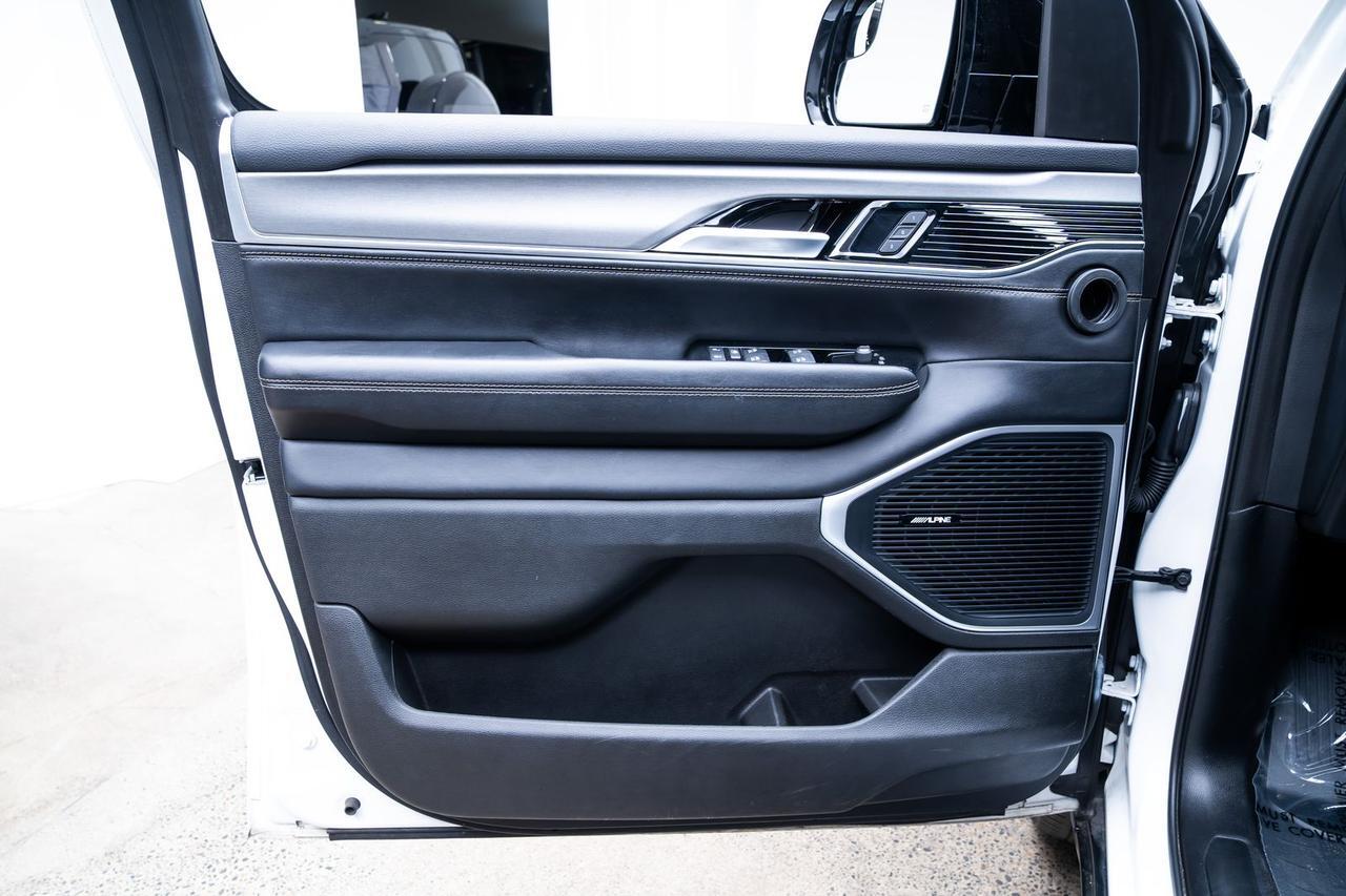 2024 Jeep Wagoneer Series II Second Row Captains Chairs Panoramic Roof Portland OR