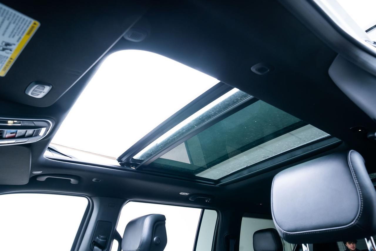 2024 Jeep Wagoneer Series II Second Row Captains Chairs Panoramic Roof Portland OR