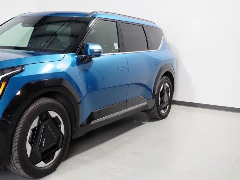 2024 Kia EV9 Land AWD *NAVIGATION, SAFETY ALERTS, ADAPTIVE CRUISE, 360 VIEW CAMERAS, PANORAMA MOONROOF, CLIMATE SEATS, HEATED STEERING, 2ND ROW CAPTAINS, LAND RELAXATION PKG, MERIDIAN AUDIO, 20 INCH WHEELS, ANDROID & APPLE Round Rock TX