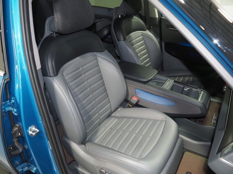 2024 Kia EV9 Land AWD *NAVIGATION, SAFETY ALERTS, ADAPTIVE CRUISE, 360 VIEW CAMERAS, PANORAMA MOONROOF, CLIMATE SEATS, HEATED STEERING, 2ND ROW CAPTAINS, LAND RELAXATION PKG, MERIDIAN AUDIO, 20 INCH WHEELS, ANDROID & APPLE