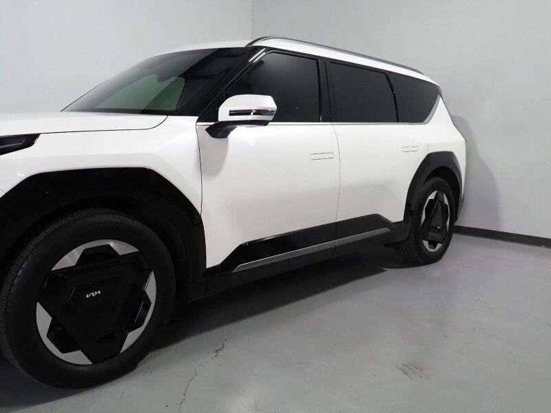 2024 Kia EV9 Land AWD *NAVIGATION, SAFETY ALERTS, ADAPTIVE CRUISE, 360 VIEW CAMERAS, PANORAMA MOONROOF, CLIMATE SEATS, HEATED STEERING, 2ND ROW CAPTAINS, MERIDIAN AUDIO, 20 INCH WHEELS, APPLE CARPLAY Round Rock TX