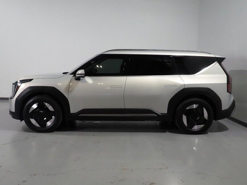 2024 Kia EV9 Wind AWD *NAVIGATION, SAFETY ALERTS, ADAPTIVE CRUISE, BACKUP-CAMERA, COLOR TOUCHSCREEN, PANORAMA MOONROOF, CLIMATE SEATS, HEATED STEERING, POWER LIFTGATE, REMOTE START, WIRELESS CHARGING, ANDROID & APPLE Round Rock TX