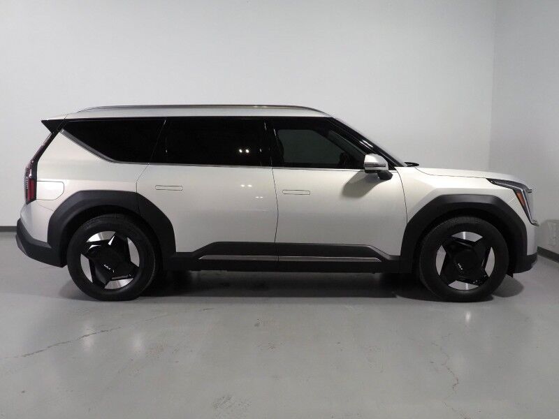 2024 Kia EV9 Wind AWD *NAVIGATION, SAFETY ALERTS, ADAPTIVE CRUISE, BACKUP-CAMERA, COLOR TOUCHSCREEN, PANORAMA MOONROOF, CLIMATE SEATS, HEATED STEERING, POWER LIFTGATE, REMOTE START, WIRELESS CHARGING, ANDROID & APPLE Round Rock TX