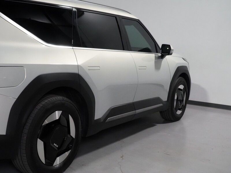 2024 Kia EV9 Wind AWD *NAVIGATION, SAFETY ALERTS, ADAPTIVE CRUISE, BACKUP-CAMERA, COLOR TOUCHSCREEN, PANORAMA MOONROOF, CLIMATE SEATS, HEATED STEERING, POWER LIFTGATE, REMOTE START, WIRELESS CHARGING, ANDROID & APPLE Round Rock TX