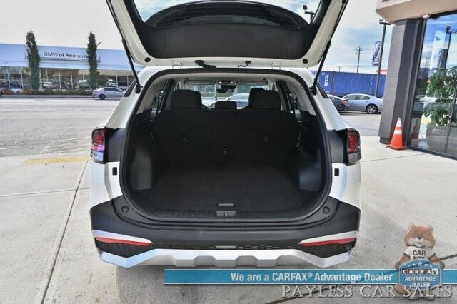2024 Kia Sportage LX / AWD / Heated Cloth Seats / Lane Departure & Forward Collision Alert / Apple CarPlay & Android Auto / Aluminum Wheels / Bluetooth / Back Up Camera / Low Miles / 26 MPG / 1-Owner Anchorage AK