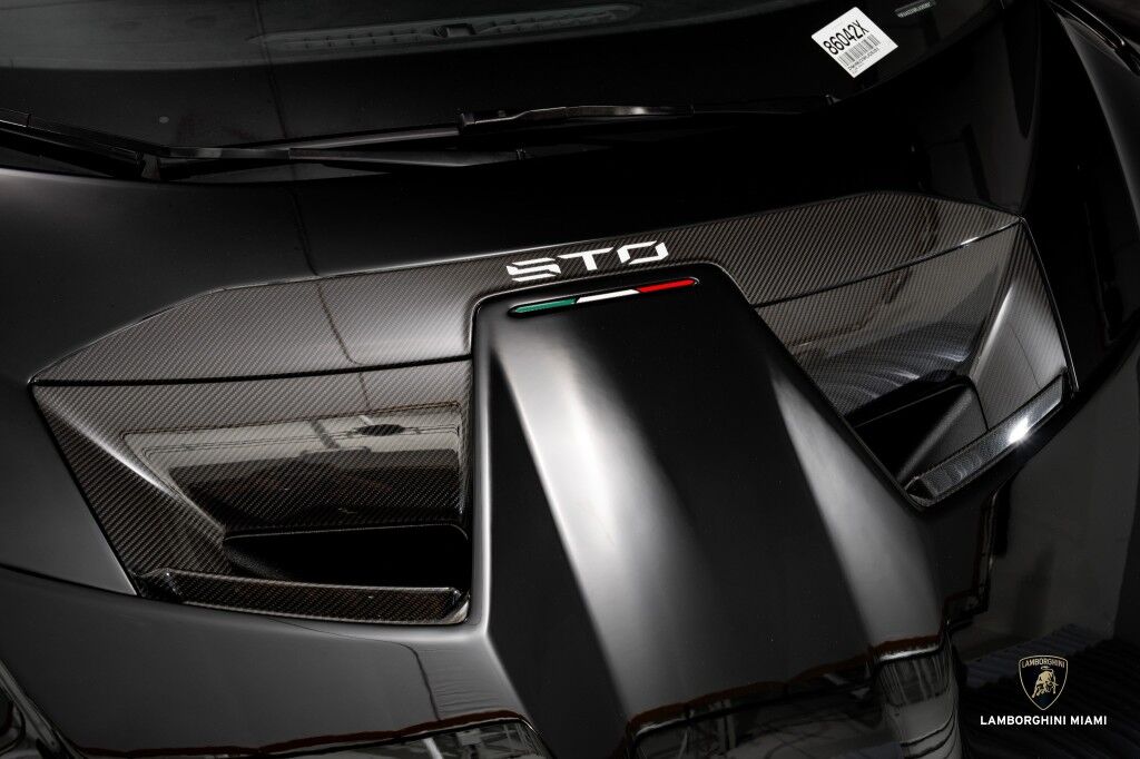 2024 Lamborghini Huracan STO