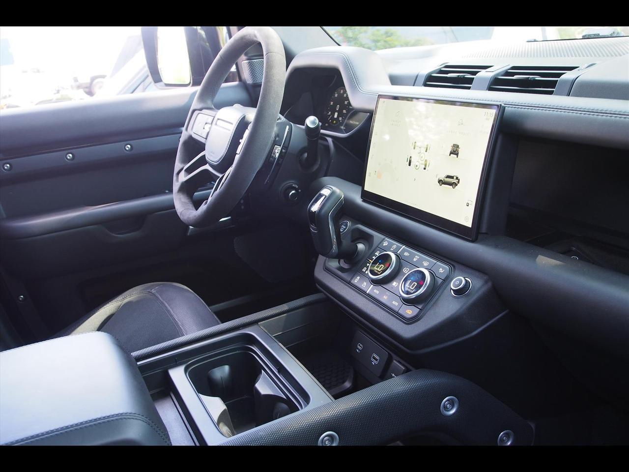 2024 Land Rover Defender 110 V8 P525
