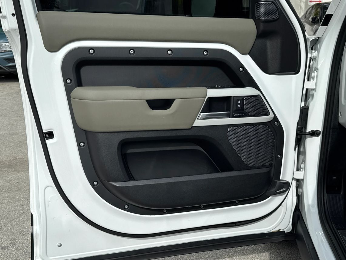 2024 Land Rover Defender 110 X-Dynamic SE Sport Utility 4D
