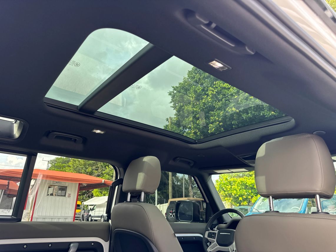 2024 Land Rover Defender 110 X-Dynamic SE Sport Utility 4D